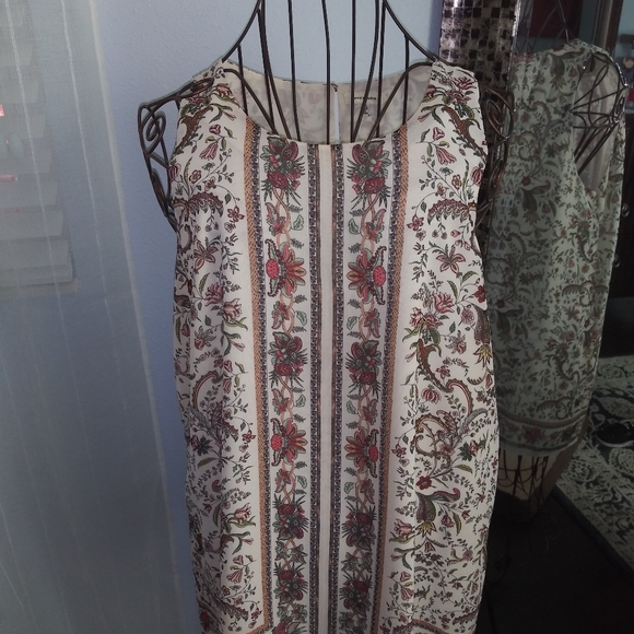 Ladies Max Studios floral sleeveless blouse - Picture 2 of 4